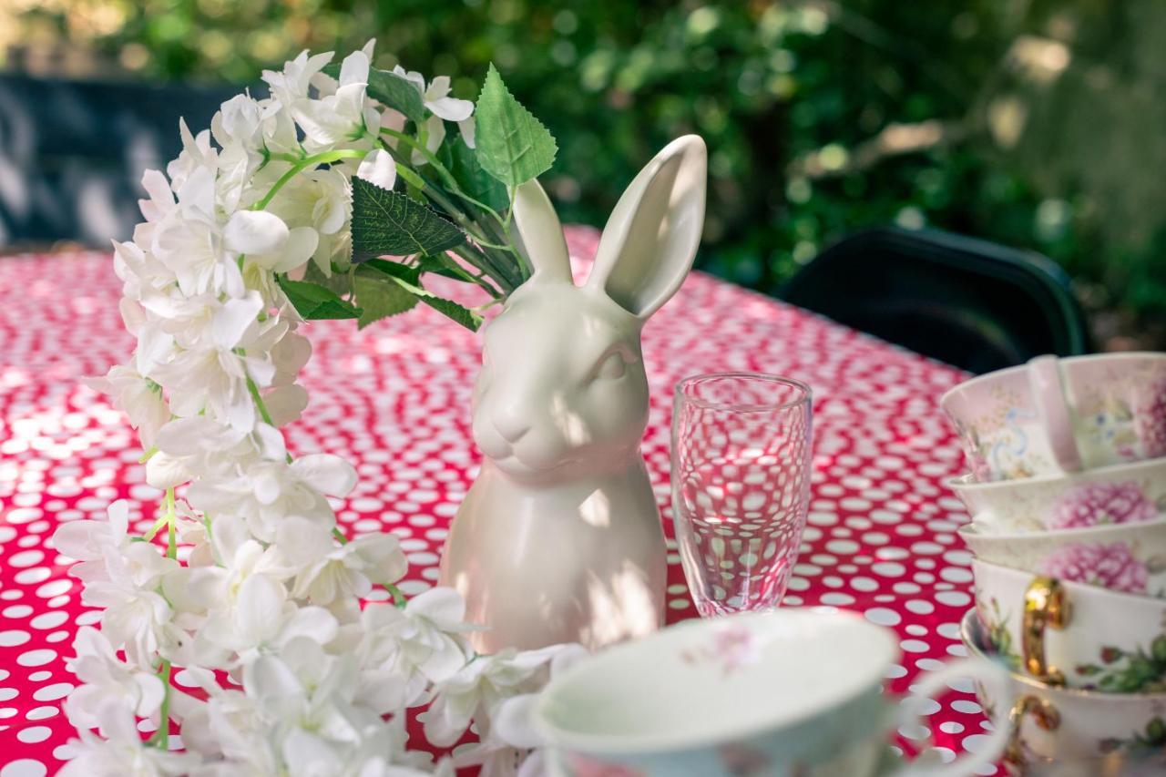 באת' The Wonderland Townhouse - Alice In Wonderland 7Bdr Home מראה חיצוני תמונה
